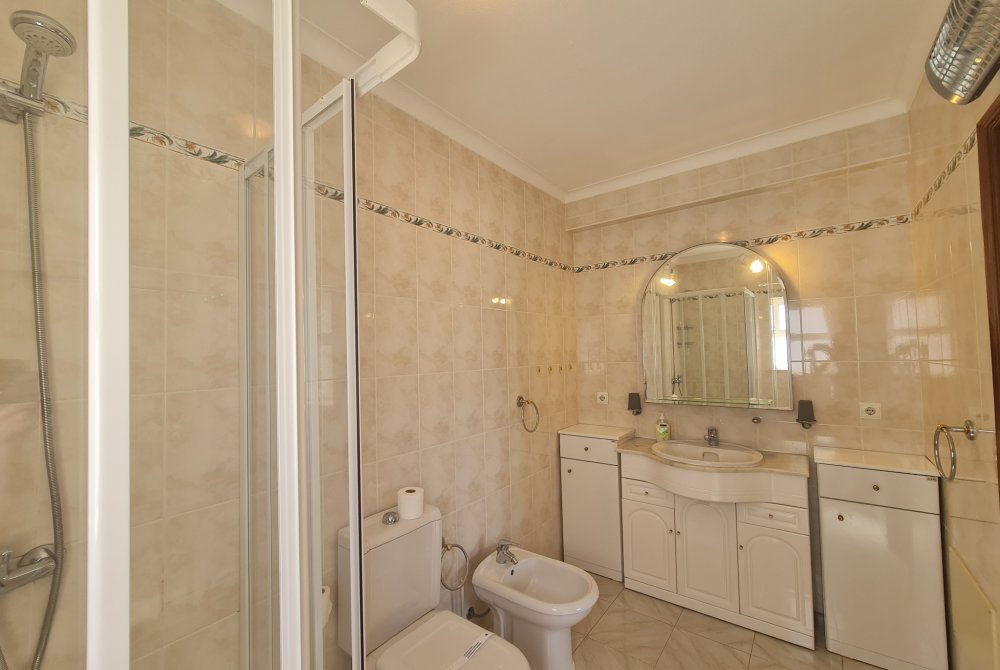 ap402_apartment bellevue-meia praia bathroom 1 en 