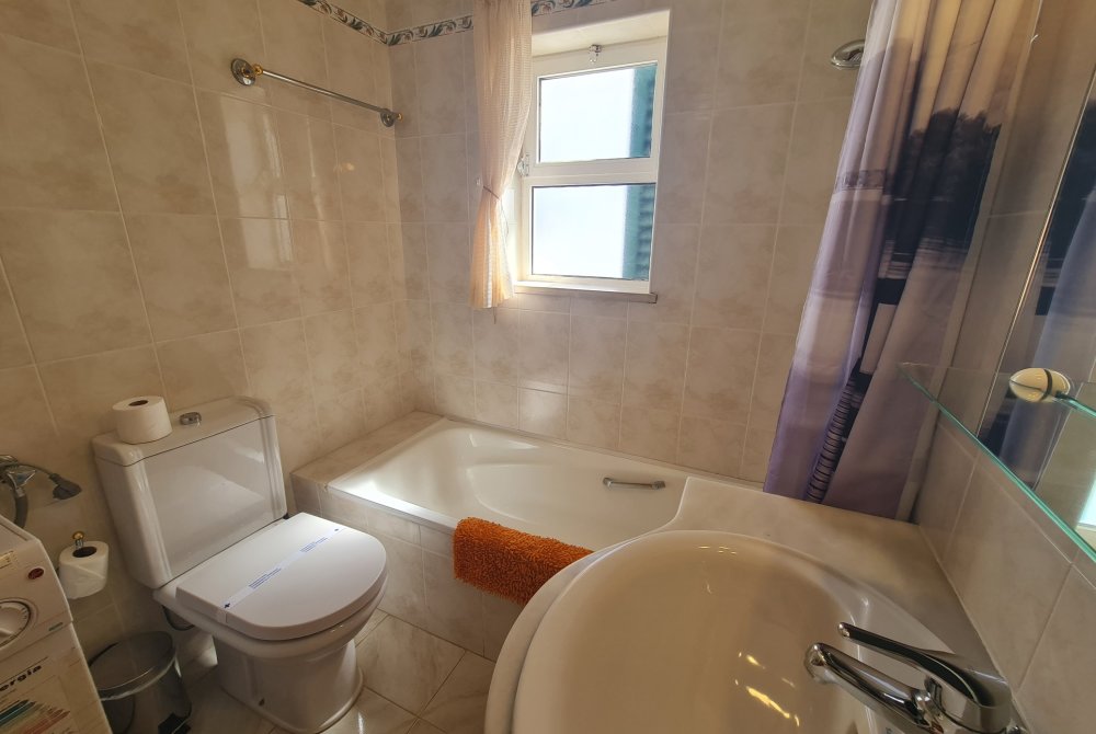 ap402_apartment bellevue-meia praia bathroom 2 20